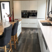 Cuisine, plan de travail et évier sur mesure, blanc et bois brut