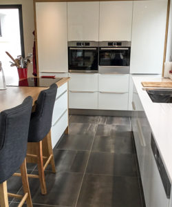 Cuisine, plan de travail et évier sur mesure, blanc et bois brut