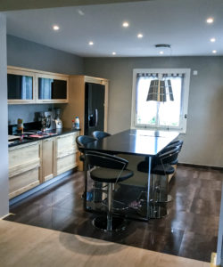 Du bois dans la cuisine, cuisine moderne bois et noir