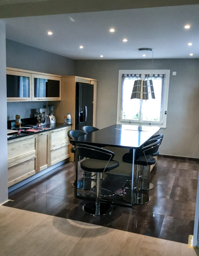 Du bois dans la cuisine, cuisine moderne bois et noir