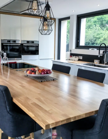 Cuisine sur mesure avec ilôt central en bois masif, cuisines Marrec