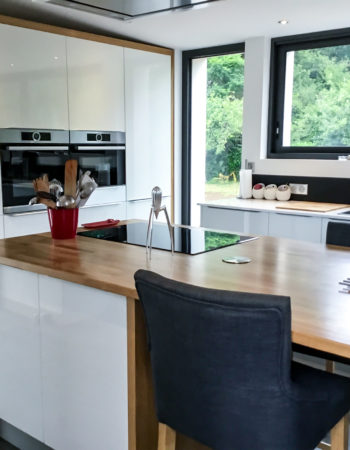 Cuisine sur mesure avec ilôt central en bois masif, cuisines Marrec