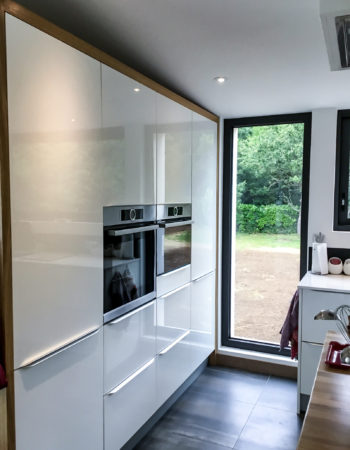 Cuisine sur mesure avec ilôt central en bois masif, cuisines Marrec