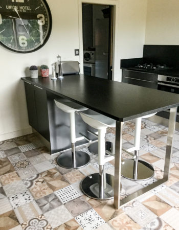 Du granit dans la cuisine, mobilier sur mesure, jeu de matières premières, cuisines Marrec, Pont Aven