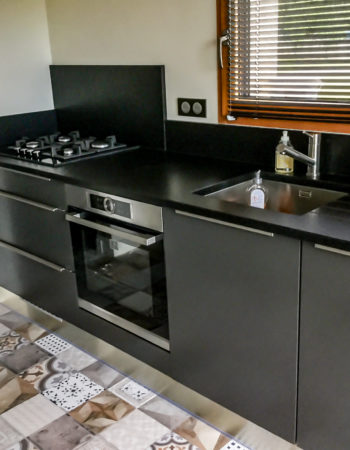 Du granit dans la cuisine, mobilier sur mesure, jeu de matières premières, cuisines Marrec, Pont Aven