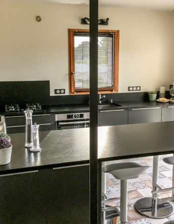 Du granit dans la cuisine, mobilier sur mesure, jeu de matières premières, cuisines Marrec, Pont Aven