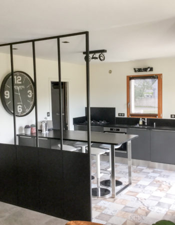 Du granit dans la cuisine, mobilier sur mesure, jeu de matières premières, cuisines Marrec, Pont Aven