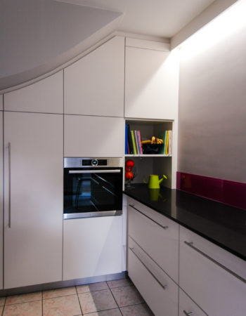 Cuisine sur mesure, mobilier blanc, noir et rose, Marrec à Pont Aven