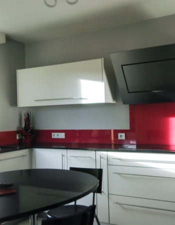 Cuisine sur mesure, mobilier blanc, noir et rose, Marrec à Pont Aven