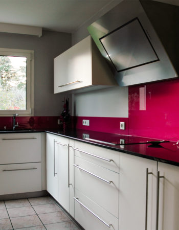 Cuisine sur mesure, mobilier blanc, noir et rose, Marrec à Pont Aven