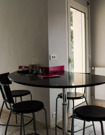 Cuisine sur mesure, mobilier blanc, noir et rose, Marrec à Pont Aven