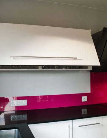 Cuisine sur mesure, mobilier blanc, noir et rose, Marrec à Pont Aven