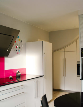 Cuisine sur mesure, mobilier blanc, noir et rose, Marrec à Pont Aven