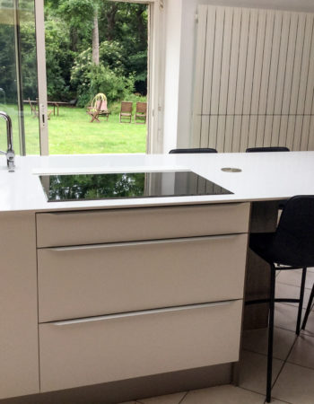Du Quartz blanc dans la cuisine, sur mesure, cuiines Marrec à Pont Aven