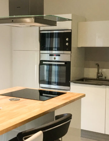 Cuisine avec verrière, ouverte sur le séjour