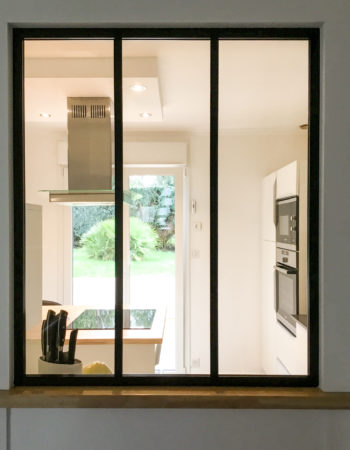 Cuisine avec verrière, ouverte sur le séjour