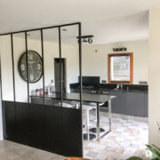 Du granit dans la cuisine, mobilier sur mesure, jeu de matières premières, cuisines Marrec, Pont Aven