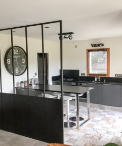 Du granit dans la cuisine, mobilier sur mesure, jeu de matières premières, cuisines Marrec, Pont Aven