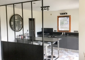 Du granit dans la cuisine, mobilier sur mesure, jeu de matières premières, cuisines Marrec, Pont Aven