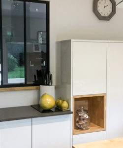 Cuisine avec verrière, ouverte sur le séjour