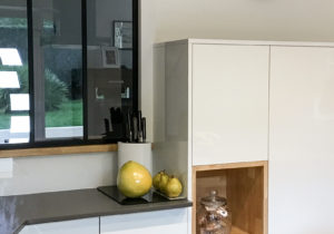 Cuisine avec verrière, ouverte sur le séjour