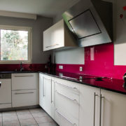 Cuisine sur mesure, mobilier blanc, noir et rose, Marrec à Pont Aven