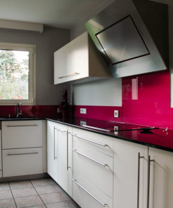 Cuisine sur mesure, mobilier blanc, noir et rose, Marrec à Pont Aven