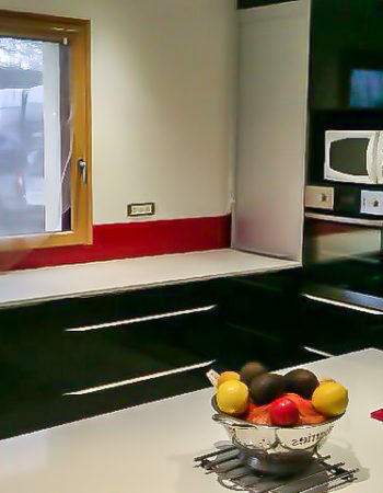 Du rouge dans la cuisine, mobilier sur mesure, cuisines Marrec à Pont Aven