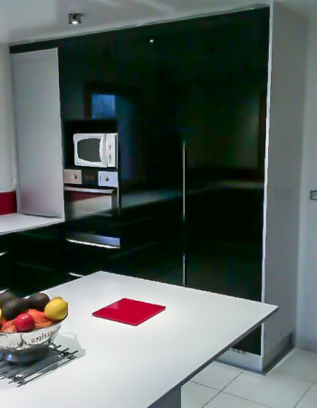 Du rouge dans la cuisine, mobilier sur mesure, cuisines Marrec à Pont Aven