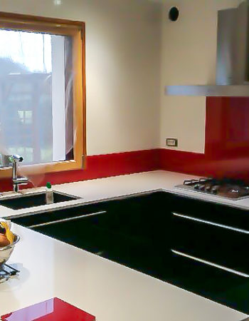 Du rouge dans la cuisine, mobilier sur mesure, cuisines Marrec à Pont Aven