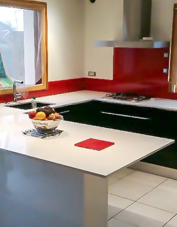 Du rouge dans la cuisine, mobilier sur mesure, cuisines Marrec à Pont Aven