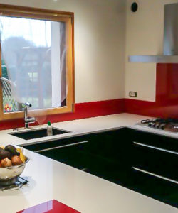 Du rouge dans la cuisine, mobilier sur mesure, cuisines Marrec à Pont Aven