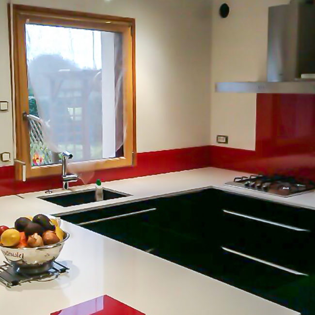 Du rouge dans la cuisine, mobilier sur mesure, cuisines Marrec à Pont Aven